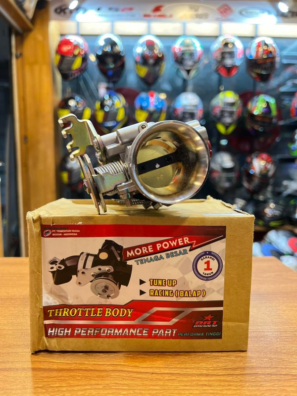 How does the throttle mechanism work in motorcycles?